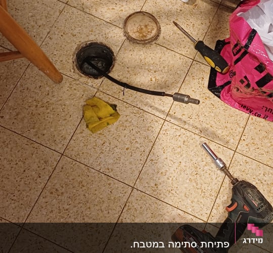 כלים ועבודת אינסטלציה על רצפה עם מקדחה ומברג